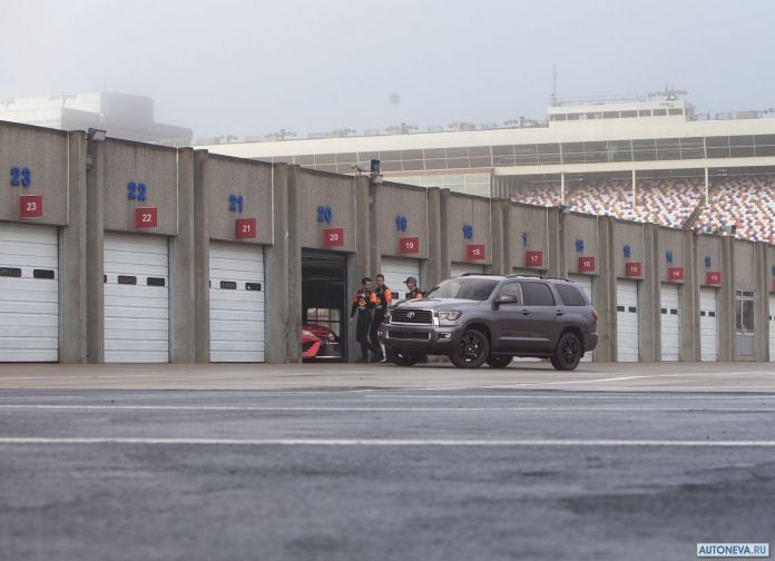 2018 Toyota Sequoia TRD Sport - фотография 3 из 9