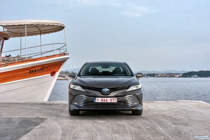 2019 Toyota Camry Hybrid EU - фотография 4 из 40