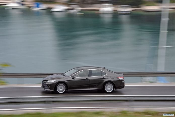 2019 Toyota Camry Hybrid EU - фотография 11 из 40