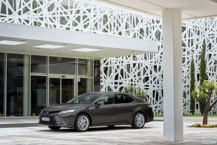 2019 Toyota Camry Hybrid EU - фотография 12 из 40