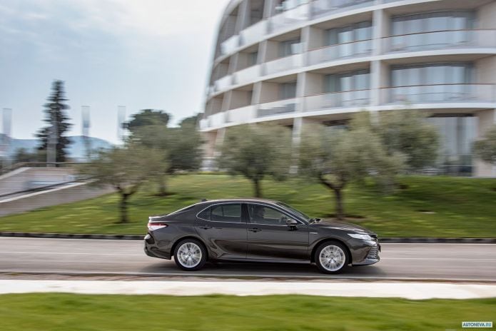 2019 Toyota Camry Hybrid EU - фотография 15 из 40