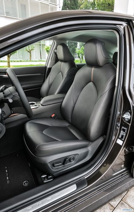2019 Toyota Camry Hybrid EU - фотография 33 из 40