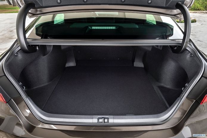 2019 Toyota Camry Hybrid EU - фотография 34 из 40