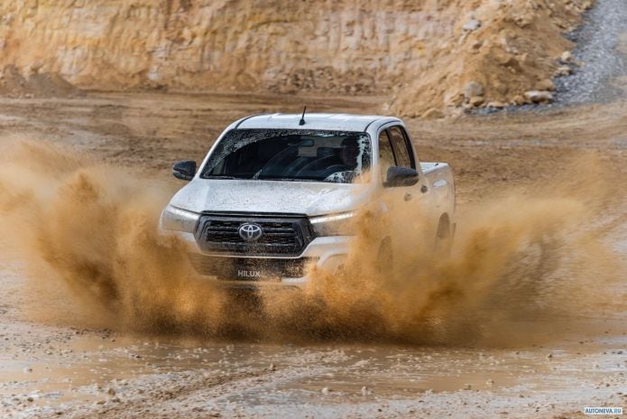 2019 Toyota Hilux Special Edition Double Cab - фотография 3 из 40