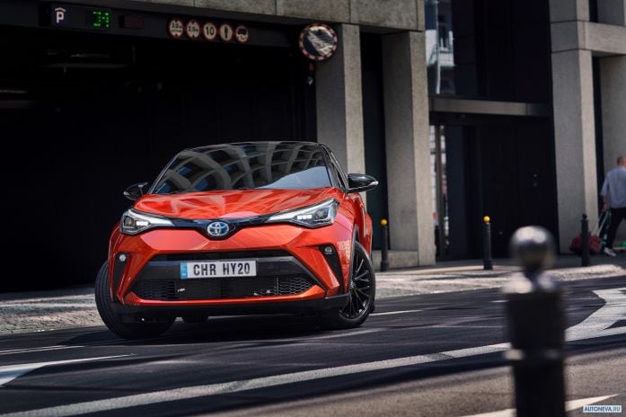 2020 Toyota C-HR Hybrid - фотография 2 из 40