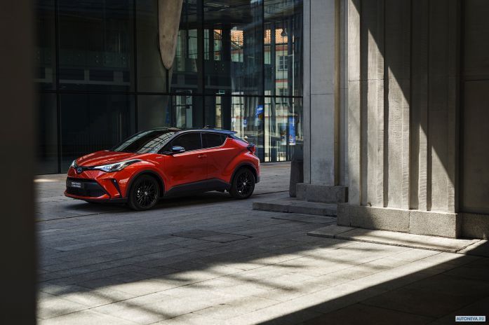 2020 Toyota C-HR Hybrid - фотография 6 из 40