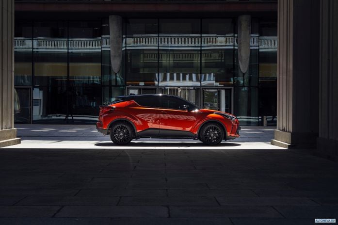 2020 Toyota C-HR Hybrid - фотография 17 из 40