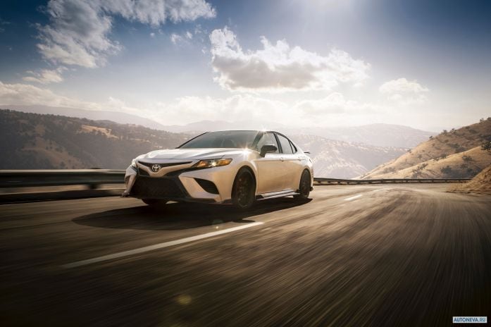 2020 Toyota Camry TRD - фотография 2 из 11