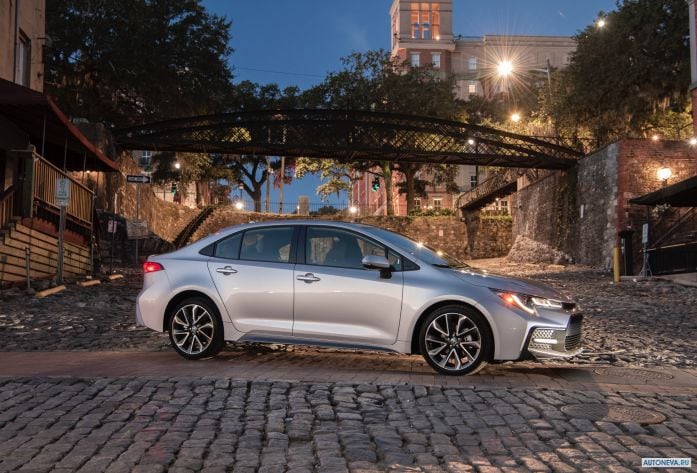 2020 Toyota Corolla SE Sedan - фотография 18 из 32