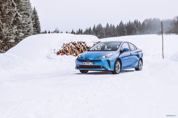 2020 Toyota Prius - фотография 2 из 18