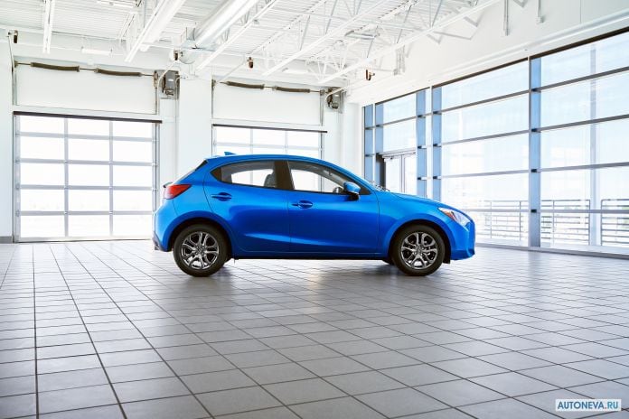 2020 Toyota Yaris Hatchback US-version - фотография 2 из 11