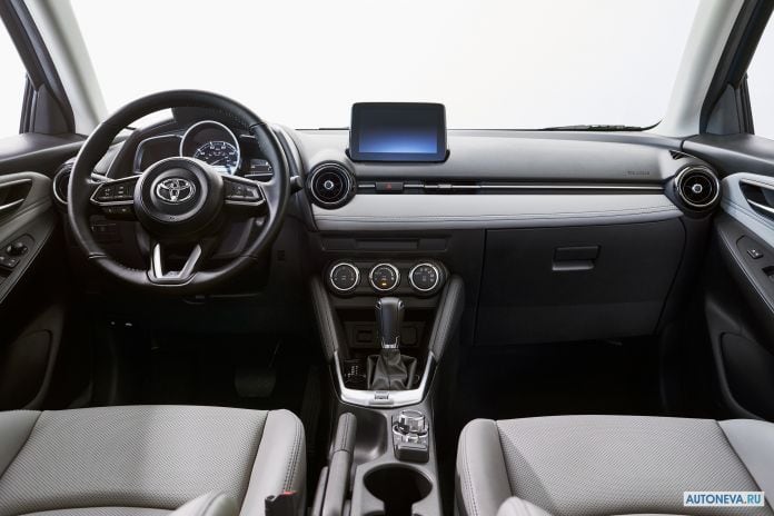 2020 Toyota Yaris Hatchback US-version - фотография 5 из 11 2020 Toyota Yaris Hatchback US-version - фотография 5 из 11