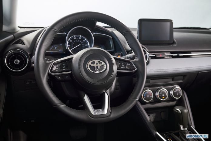 2020 Toyota Yaris Hatchback US-version - фотография 6 из 11