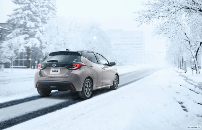 2020 Toyota Yaris Hybrid JP - фотография 16 из 25