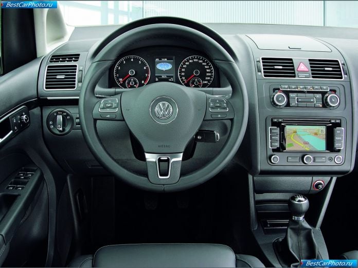 2011 Volkswagen Touran - фотография 21 из 35
