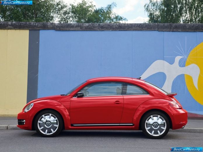 2012 Volkswagen Beetle - фотография 24 из 84