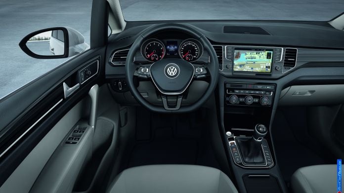 2013 Volkswagen Golf Sportsvan Concept - фотография 10 из 17