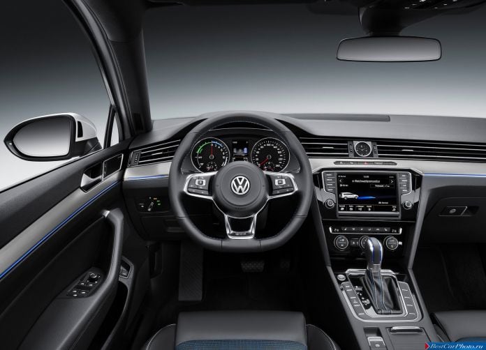 2015 Volkswagen Passat GTE - фотография 9 из 15