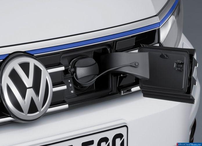 2015 Volkswagen Passat GTE - фотография 11 из 15