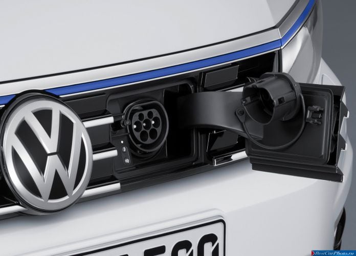 2015 Volkswagen Passat GTE - фотография 12 из 15