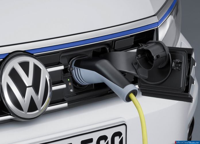 2015 Volkswagen Passat GTE - фотография 13 из 15