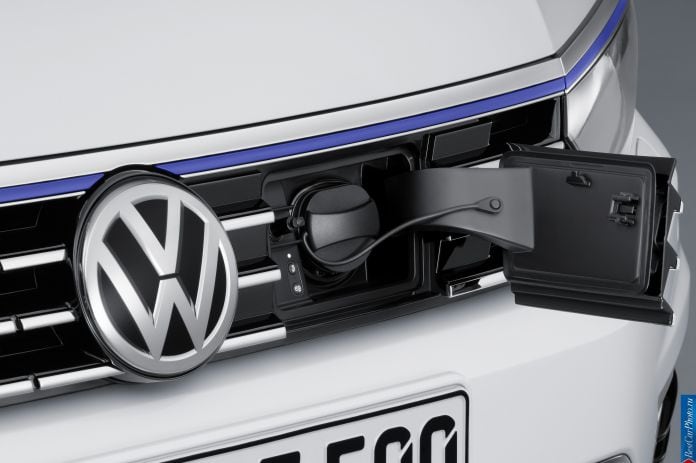 2015 Volkswagen Passat Variant GTE - фотография 7 из 12
