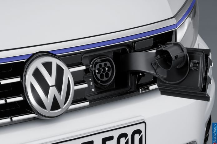 2015 Volkswagen Passat Variant GTE - фотография 8 из 12