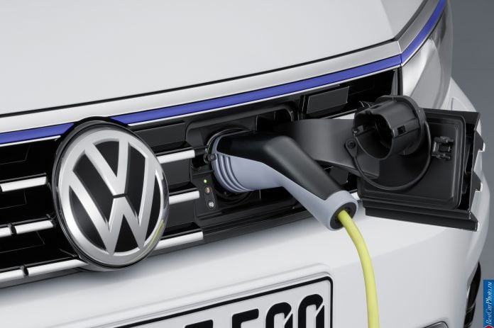 2015 Volkswagen Passat Variant GTE - фотография 9 из 12