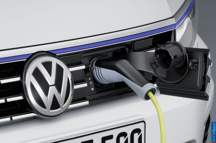2015 Volkswagen Passat Variant GTE - фотография 9 из 12 2015 Volkswagen Passat Variant GTE - фотография 9 из 12