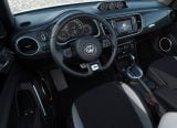volkswagen_2017_beetle_049.jpg