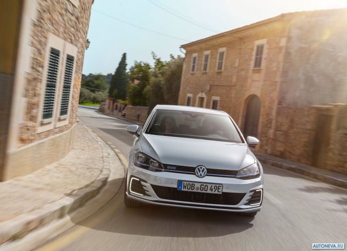 2017 Volkswagen Golf GTE - фотография 11 из 28