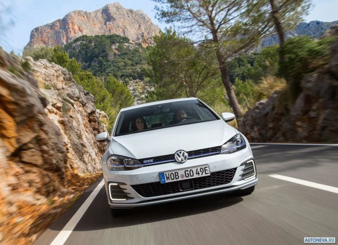 2017 Volkswagen Golf GTE - фотография 12 из 28