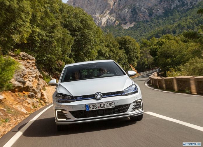 2017 Volkswagen Golf GTE - фотография 13 из 28