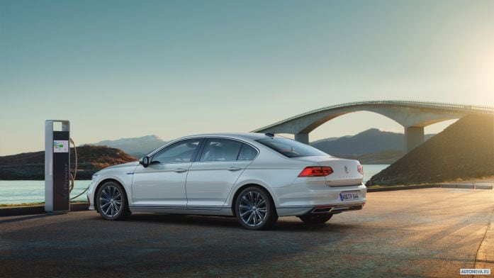 2020 Volkswagen Passat GTE - фотография 3 из 8