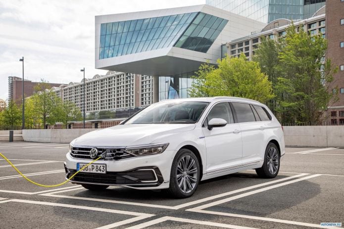 2020 Volkswagen Passat Variant GTE - фотография 7 из 22