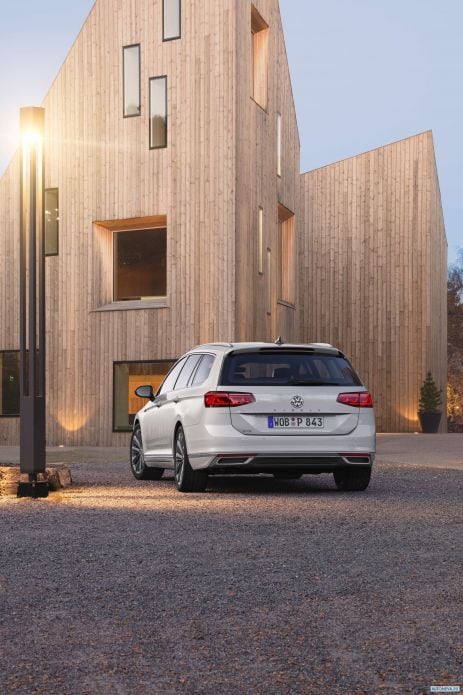2020 Volkswagen Passat Variant GTE - фотография 19 из 22