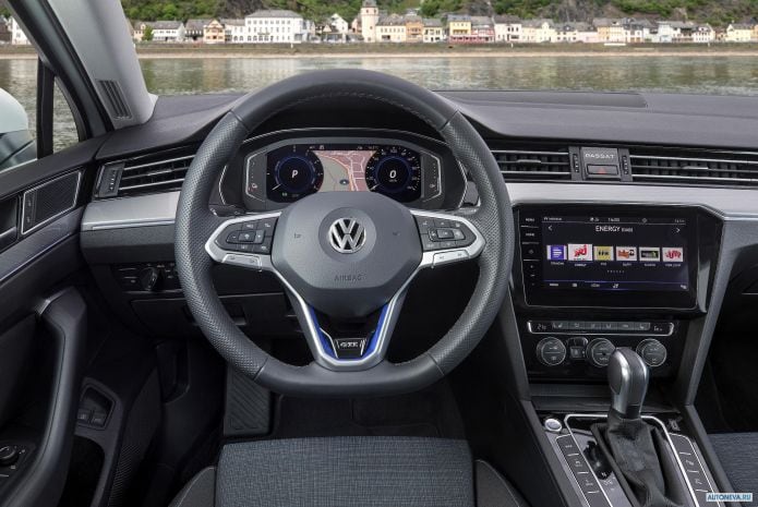 2020 Volkswagen Passat Variant GTE - фотография 20 из 22