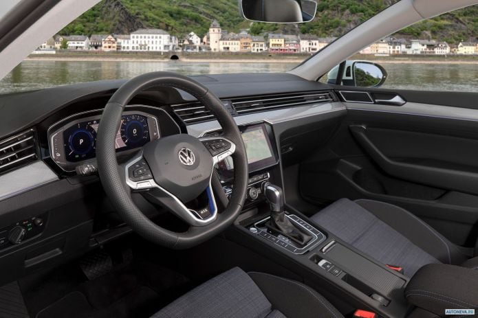 2020 Volkswagen Passat Variant GTE - фотография 21 из 22