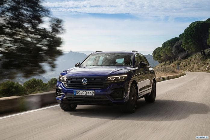 2021 Volkswagen Touareg R - фотография 2 из 40