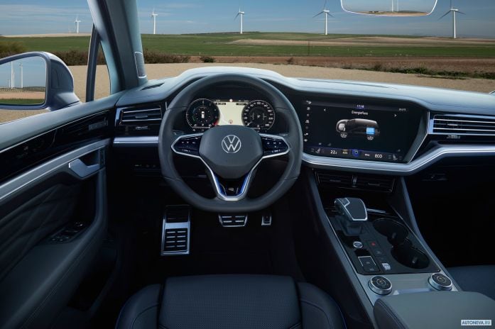 2021 Volkswagen Touareg R - фотография 30 из 40