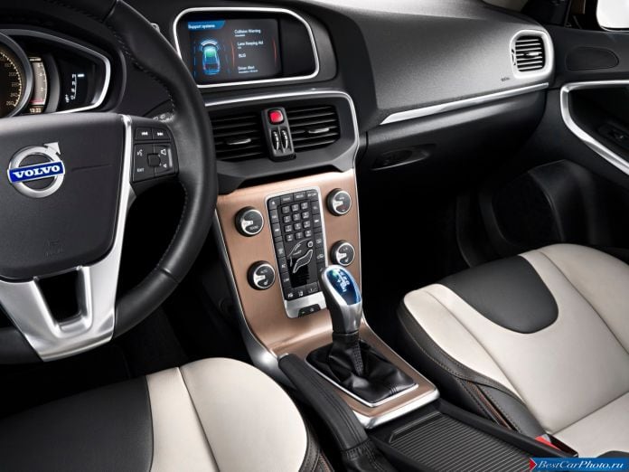 2013 Volvo V40 Cross Country - фотография 21 из 28