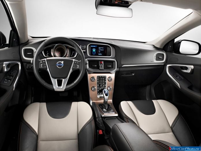 2013 Volvo V40 Cross Country - фотография 22 из 28
