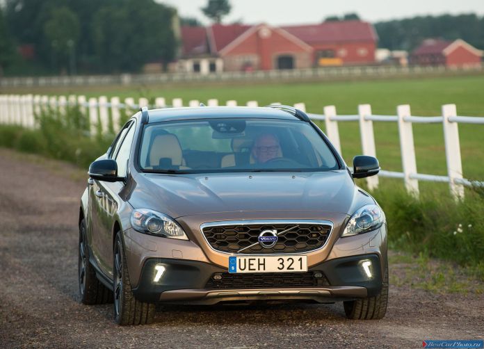 2014 Volvo V40 Cross Country - фотография 12 из 40