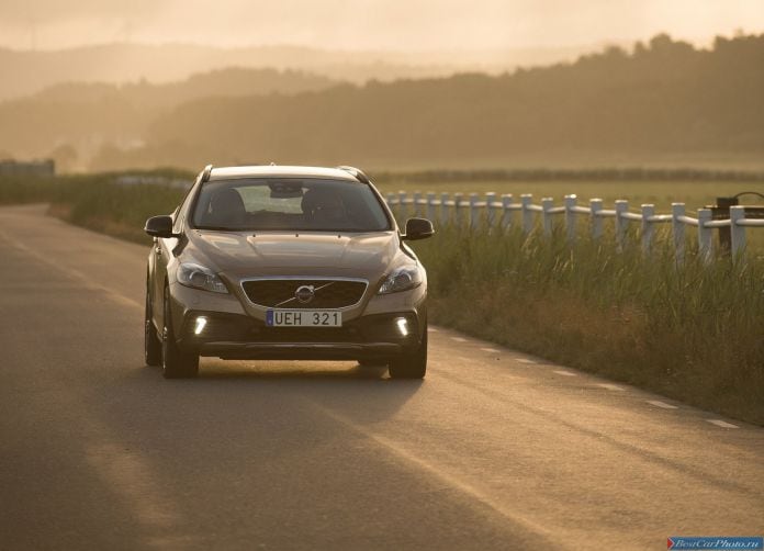 2014 Volvo V40 Cross Country - фотография 24 из 40