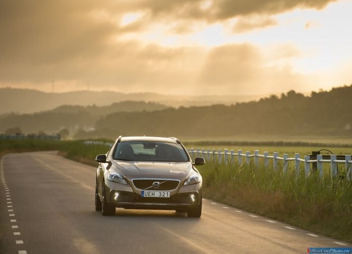 2014 Volvo V40 Cross Country - фотография 25 из 40