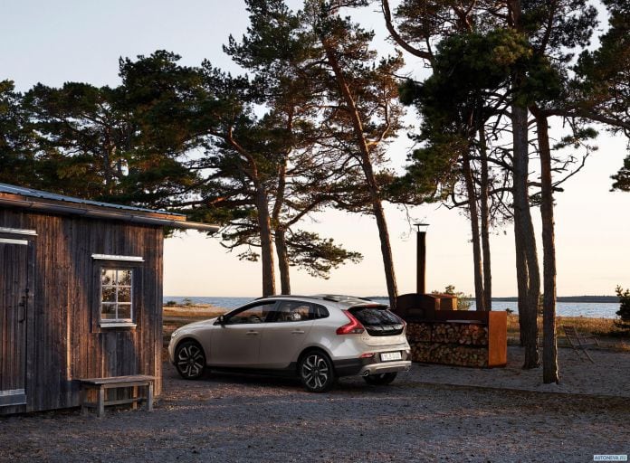 2017 Volvo V40 Cross Country - фотография 2 из 4