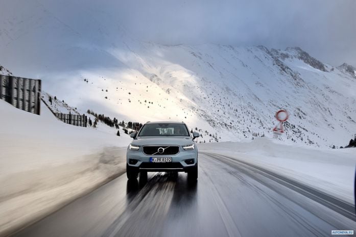 2018 Volvo XC40 D4 Momentum - фотография 1 из 40