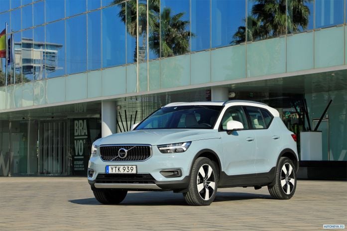 2018 Volvo XC40 D4 Momentum - фотография 2 из 40