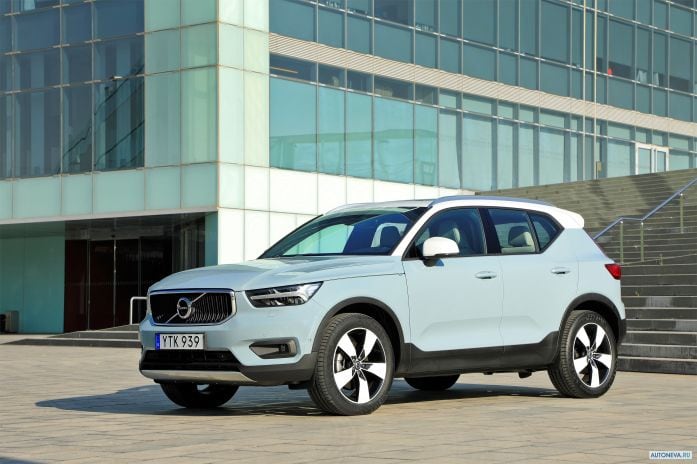 2018 Volvo XC40 D4 Momentum - фотография 3 из 40