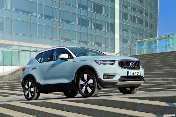 2018 Volvo XC40 D4 Momentum - фотография 10 из 40